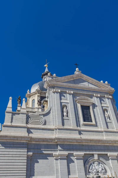 Kirche santa maria la real de la almudena in madrid — Stockfoto