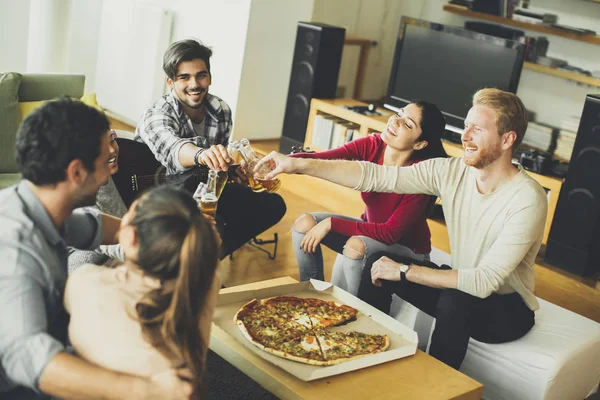 Młodzi ludzie jedzenie pizzy i picia cydru — Zdjęcie stockowe