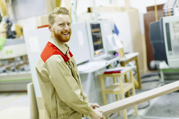 Unga arbetare i en fabrik — Stockfoto