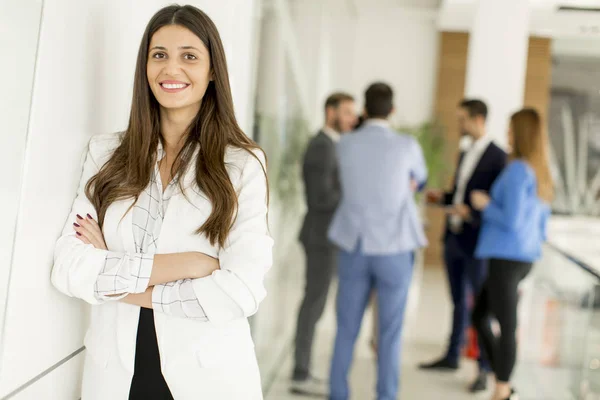 Zakenvrouw in de office-achtergrond — Stockfoto