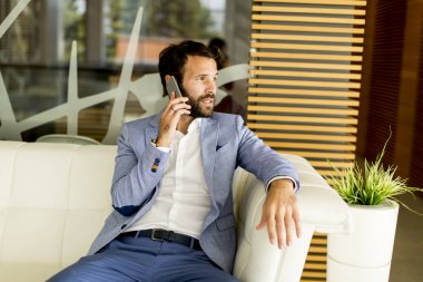 cep telefonu ile yakışıklı genç