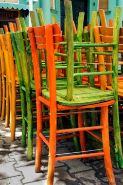 renkli ahşap sandalye
