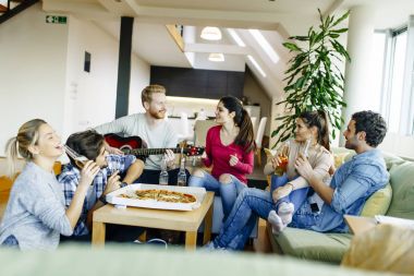 Bir grup genç insan bir parti