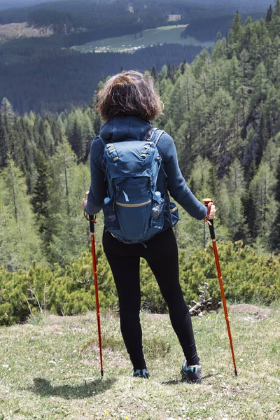 Młoda kobieta wędrująca w górach — Zdjęcie stockowe