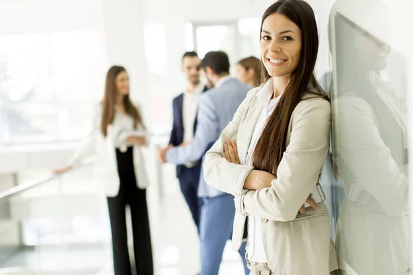 Femme d'affaires dans le fond du bureau — Photo