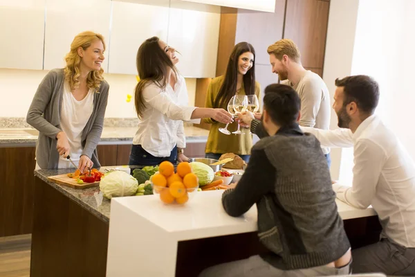 Jóvenes amigos brindando con vino blanco —  Fotos de Stock