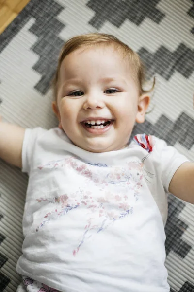 Pequena menina bonito no chão no quarto — Fotografia de Stock