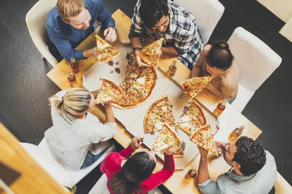 Jugendliche essen Pizza und trinken Apfelwein — Stockfoto