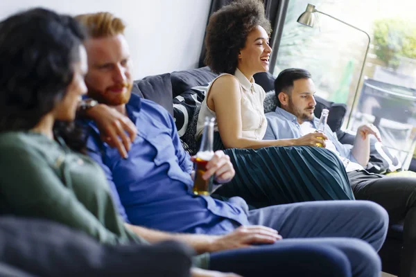 Groep vrienden, Tv kijken, cider drinken en plezier — Stockfoto