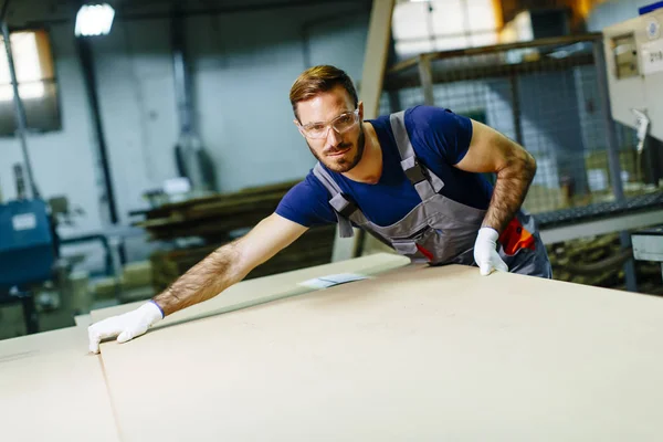 Homme travaillant dans l'usine de meubles — Photo