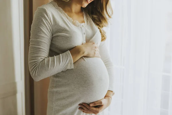 Junge schwangere Frau — Stockfoto