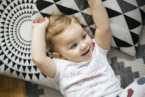 Pequena menina bonito no chão no quarto — Fotografia de Stock