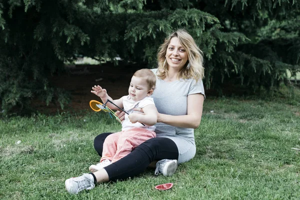 Mutter und kleiner Junge im Gras — Stockfoto