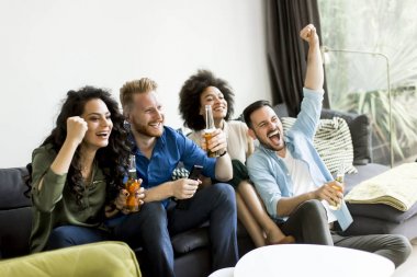 TV izlerken, elma şarabı içme ve having fun odaya arkadaşlar