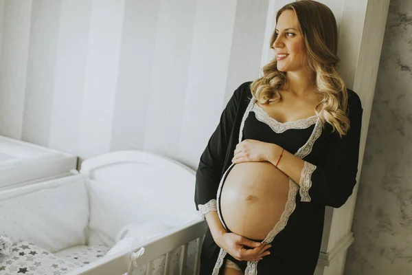 Mujer embarazada hermosa — Foto de Stock