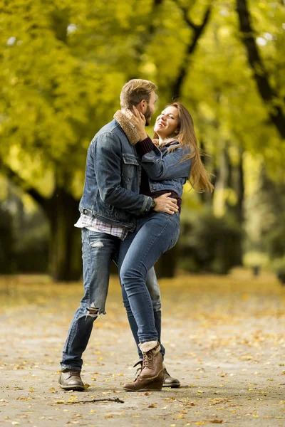 Sonbahar parkında kucaklaşan gülümseyen çift. — Stok fotoğraf