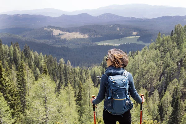 Young woman hiking in mountains — Stock Photo, Image