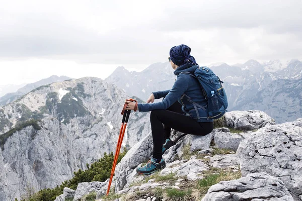 Escursionista femminile godendo l'aria di montagna — Foto Stock