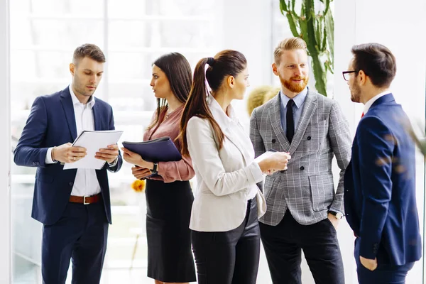 Business-team på möte i moderna kontor — Stockfoto