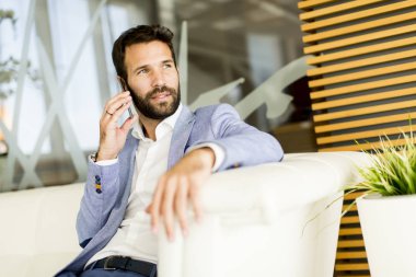 cep telefonu ile yakışıklı genç