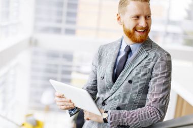 Yakışıklı işadamı merdivende daimi