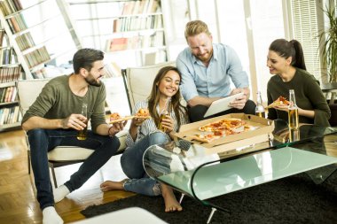 Pizza yiyip elma şarabı içmeyi gençler