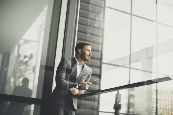 Guapo joven hombre de negocios — Foto de Stock