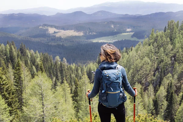 Young woman hiking in mountains — Stock Photo, Image