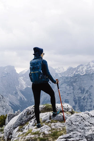Dağ tepesinde duran kadın uzun yürüyüşe çıkan kimse — Stok fotoğraf