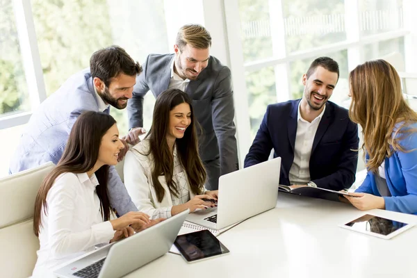 Geschäftsleute bei einer Besprechung im Büro — Stockfoto