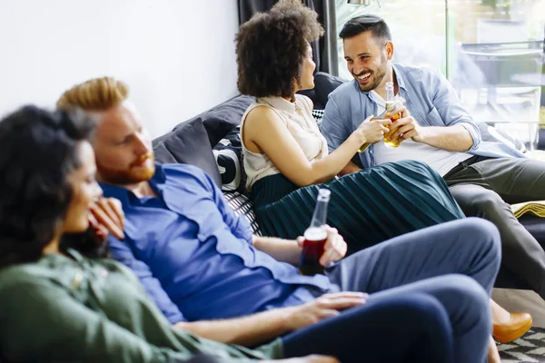 Grupp vänner titta på Tv, dricka cider och ha roligt — Stockfoto
