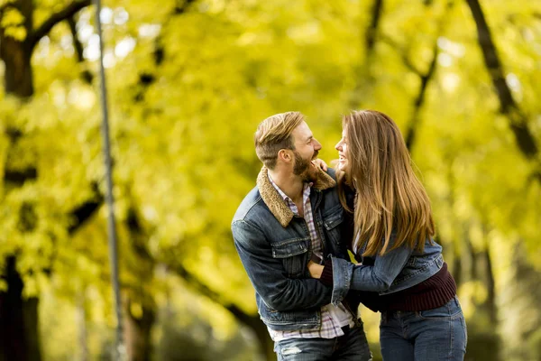 웃는 부부가 가을 공원에서 포옹하는 모습 — 스톡 사진