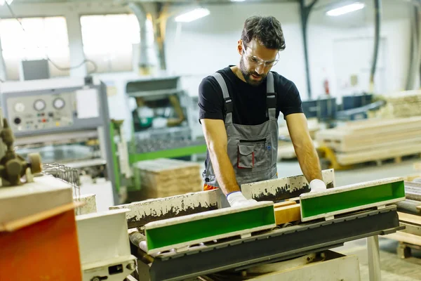 Homem que trabalha na fábrica de móveis — Fotografia de Stock