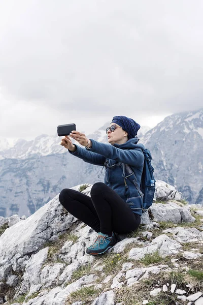 女性的徒步旅行者，使她的智能手机拍照 — 图库照片