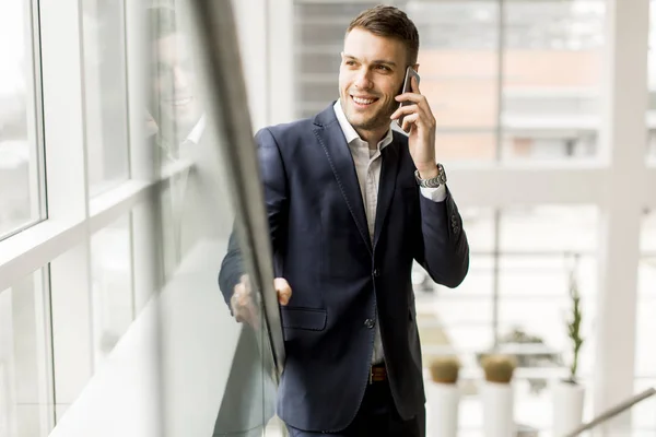 Zakenman met smartphone in het kantoor — Stockfoto