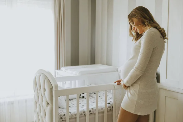 Mujer embarazada hermosa — Foto de Stock