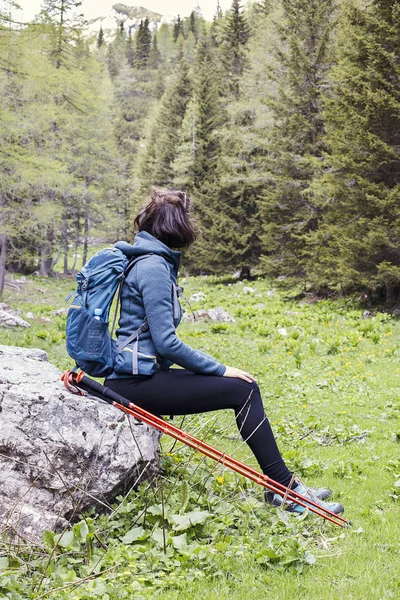Female hiker enjoying the mountain air — Stock Photo, Image