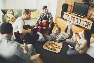 Pizza yiyip elma şarabı içmeyi gençler