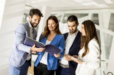 Ofisteki bir toplantıda iş adamları