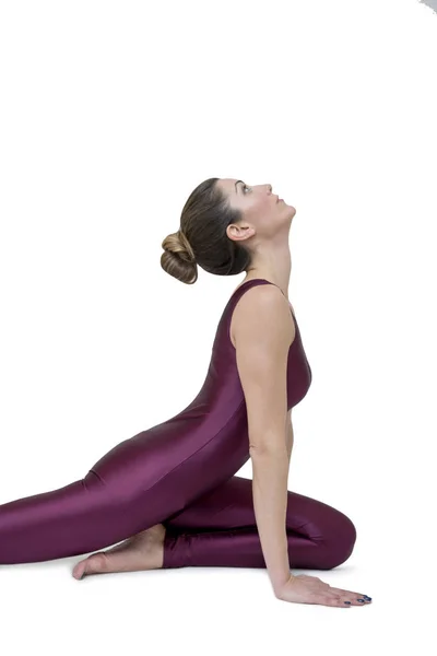 Vrouw die yoga beoefent — Stockfoto