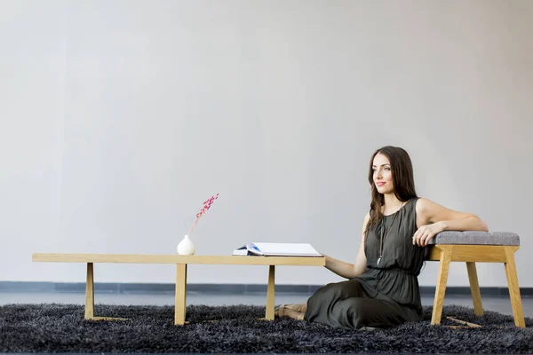 Femme dans la chambre avec livre — Photo