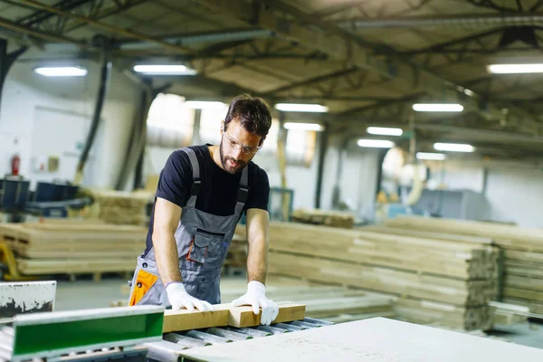 Чоловік працює на меблевій фабриці — стокове фото