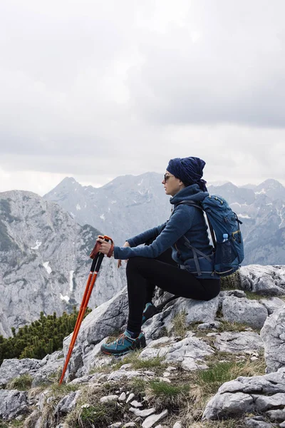 Randonneuse profitant de l'air de la montagne — Photo