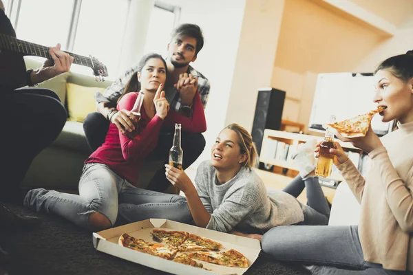 Νέοι άνθρωποι τρώνε πίτσα και πίνουν μηλίτη — Φωτογραφία Αρχείου