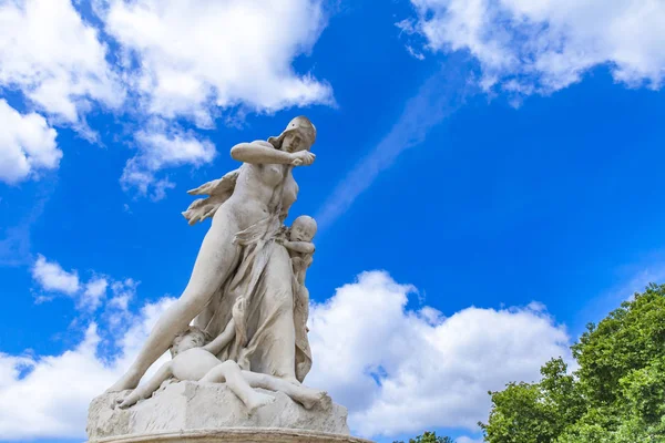 Медея скульптуры в саду Тюильри в Париже — стоковое фото