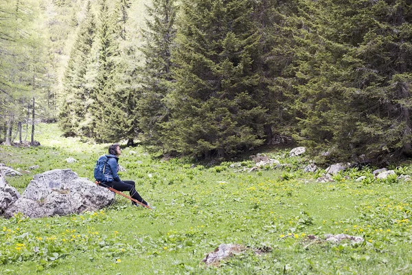 Escursionista femminile godendo l'aria di montagna — Foto Stock