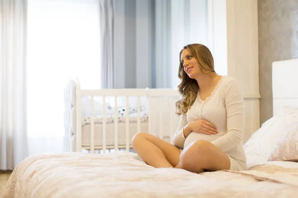 Mulher grávida bonita — Fotografia de Stock