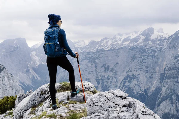 Kobiece wycieczkowicz stojąc na szczycie góry — Zdjęcie stockowe