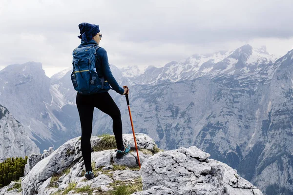 Randonneuse debout au sommet de la montagne — Photo