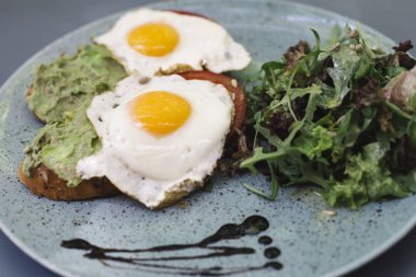 Taze Kahvaltı, kızarmış yumurta ve salata